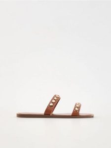 Skórzane klapki z ćwiekami - brązowy. Brązowe klapki Reserved, bez wzorów, ze skóry, bez obcasa. W wyprzedaży za 39,99 zł.