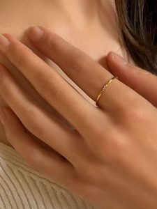 Les Petites Précieuses Pozłacany pierścionek z diamentem rozmiar: 50. Żółte pierścionki Les Petites Précieuses, z diamentem, pozłacane. Za 152,62 zł.