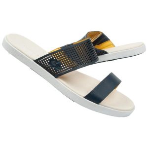 Klapki plażowe Lacoste Natoy 13326. Klapki Lacoste, bez wzorów, ze skóry, bez obcasa. Za 464,05 zł.
