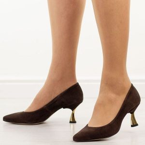 Brązowe zamszowe skórzane Polskie szpilki damskie Prestige 2111. Brązowe szpilki Prestige, bez wzorów, ze skóry, bez obcasa. Za 429,00 zł.