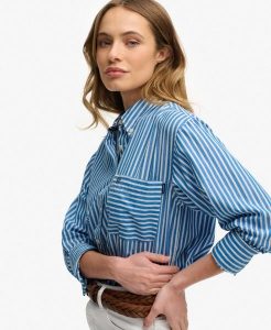 Superdry Koszula Poplin Relaxed damska z długim rękawem z bawełny organicznej. Niebieskie koszule Superdry, bez wzorów, z bawełny, bez kołnierzyka, bez ramiączek. Za 296,85 zł.