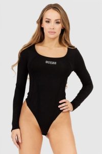 GUESS Czarne body z logo. Czarne body i gorsety Guess, z aplikacjami. W wyprzedaży za 149,99 zł.