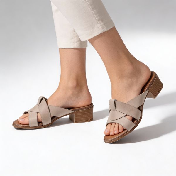 Klapki damskie Armodo, cholewka skóra naturalna fason wsuwany szerokie paski z przodu otwarty nosek niski stabilny obcas klasyczna podeszwa, beżowe,. Brązowe klapki Armodo, bez wzorów, ze skóry, z otwartym noskiem, bez obcasa, na obcasie. Za 251,90 zł.