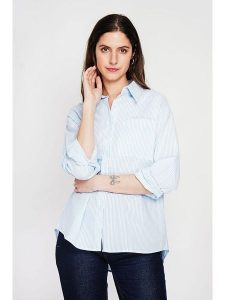 ASSUILI Koszula w kolorze błękitnym rozmiar: 42. Niebieskie koszule Assuili, bez wzorów, bez kołnierzyka, bez ramiączek. Za 121,99 zł.