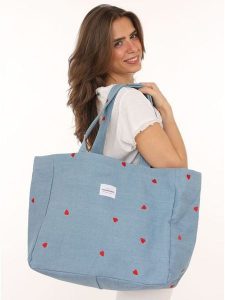 Zwillingsherz Shopper bag w kolorze błękitnym rozmiar: onesize. Niebieskie shopper bag Zwillingsherz, bez wzorów, z materiału, na ramię, bez dodatków. Za 113,99 zł.