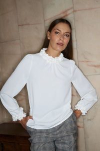 Koszula z ozdobnym dekoltem biała. Białe koszule MOODO, l, bez wzorów, z poliesteru, bez kołnierzyka, bez ramiączek. Za 129,99 zł.