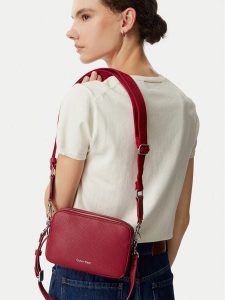 Calvin Klein Torebka Webbing 2X Strap Camera Bag LV04F3656G Czerwony. Czerwone listonoszki Calvin Klein, bez wzorów, ze skóry, bez dodatków. Za 336,99 zł.