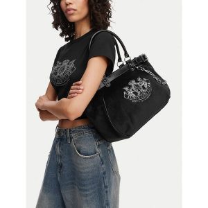 Torebka Juicy Couture. Czarne kuferki Juicy Couture, bez wzorów, bez dodatków. Za 449,99 zł.