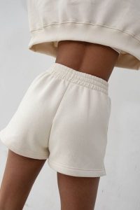 Szorty z dzianiny dresowej z haftem MRSL w kolorze LIGHT BEIGE - LE PETIT-L. Brązowe szorty Marsala, bez wzorów, z bawełny, casualowe, z podwyższonym stanem. W wyprzedaży za 125,93 zł.
