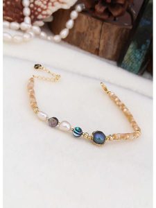 L'Atelier de Gaia Pozłacana bransoletka z perłami i masą perłową rozmiar: onesize. Białe bransoletki L'Atelier de Gaia, z perłą, pozłacane. Za 52,99 zł.