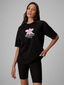 4F T-shirt loose z nadrukiem damski - czarny XS. Czarne t-shirty 4f, xs, bez wzorów, z bawełny, bez kołnierzyka, bez ramiączek. Za 79,99 zł.