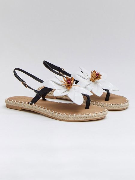 Bellucci Sandały w kolorze czarno-białym rozmiar: 37. Białe klapki Bellucci, z aplikacjami, z otwartym noskiem, bez obcasa, bez zapięcia. Za 87,40 zł.