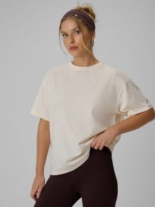 4F T-shirt loose gładki damski - kremowy S. Białe t-shirty 4f, s, bez wzorów, z bawełny, bez kołnierzyka, bez ramiączek. Za 79,99 zł.