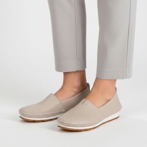 Półbuty damskie S.Barski, cholewka ze skóry naturalnej gładkiej wsuwany fason elastyczne wstawki po bokach widoczne przeszycia wokół noska lekka pode. Brązowe półbuty S.BARSKI, bez wzorów, ze skóry, bez obcasa, na płaskiej podeszwie, bez zapięcia. Za 169,00 zł.