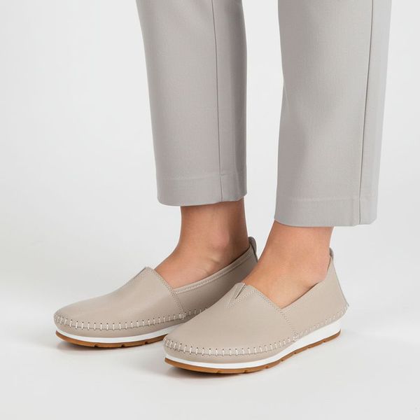 Półbuty damskie S.Barski, cholewka ze skóry naturalnej gładkiej wsuwany fason elastyczne wstawki po bokach widoczne przeszycia wokół noska lekka pode. Brązowe półbuty S.BARSKI, bez wzorów, z jeansu, bez obcasa, na płaskiej podeszwie, bez zapięcia. Za 152,90 zł.