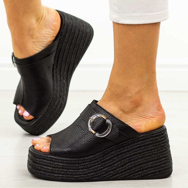 Czarne skórzane klapki damskie na platformie T.Sokolski 253. Czarne klapki Sokolski, bez wzorów, z jeansu, bez obcasa, na platformie. W wyprzedaży za 215,10 zł.