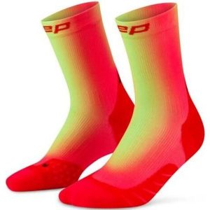 Damskie skarpety kompresyjne do połowy łydki do biegania gradientowe. Czerwone skarpetki CEP, bez wzorów, z elastanu. Za 114,00 zł.