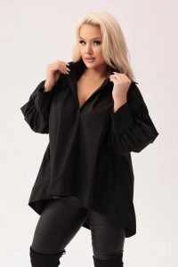 Czarna bawełniana oversize'owa koszula Martina PLUS SIZE XXL. Czarne koszule Moda Size Plus Iwanek, plus size, bez wzorów, z bawełny, z asymetrycznym kołnierzem, plus size, bez ramiączek. Za 259,90 zł.