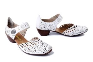 RIEKER 43753-80 white, czółenka damskie. Białe czółenka Rieker, w ażurowe wzory, ze skóry, bez obcasa, na obcasie, bez zapięcia. Za 271,92 zł.