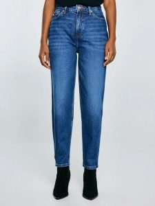 Jeansy damskie mom jeans niebieskie Silla 620. Niebieskie spodnie z wysokim stanem Big Star, bez wzorów, z denimu, z podwyższonym stanem. Za 299,99 zł.