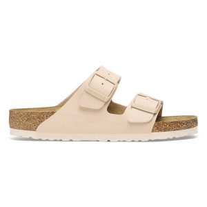 BIRKENSTOCK ARIZONA BF NEW BEIGE Klapki damskie. Brązowe klapki Birkenstock, bez wzorów, z materiału, bez obcasa. Za 349,99 zł.