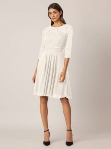 APART Sukienka w kolorze białym rozmiar: 46. Białe sukienki Apart, bez wzorów, z koronki, bez kołnierzyka, bez ramiączek, mini. Za 152,99 zł.