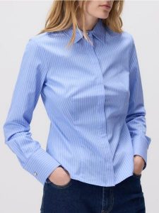 Koszula slim fit w paski - jasnoniebieski. Niebieskie koszule Reserved, l, bez wzorów, z bawełny, bez kołnierzyka, bez ramiączek. Za 89,99 zł.