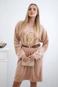 Sukienka welurowa z paskiem beżowa. Brązowe sukienki KESI, na spotkanie biznesowe, l, bez wzorów, z dresówki, eleganckie, bez kołnierzyka, bez ramiączek, dopasowane. Za 192,38 zł.