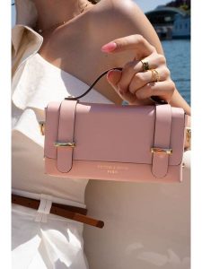 Victor & Hugo Paris Skórzana torebka "Boho" w kolorze jasnoróżowym - 19 x 10 x 5 cm rozmiar: onesize. Różowe torebki klasyczne Victor & Hugo Paris, bez wzorów, z materiału, przez ramię, bez dodatków. Za 208,99 zł.