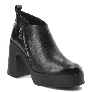 Czarne Botki Armodo Modne Buty Na Obcasie. Czarne botki Armodo, bez wzorów, ze skóry, bez obcasa, na obcasie, bez zapięcia. Za 359,00 zł.