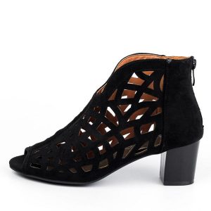 Czarne sandały damskie na obcasie z zakrytą piętą M.Daszyński 1954-15. Czarne sandały M.Daszyński, w ażurowe wzory, z zamszu, bez obcasa, na obcasie, bez zapięcia. Za 189,00 zł.