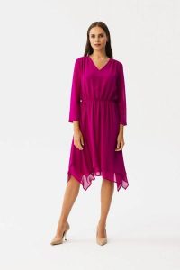 Elegancka zwiewna sukienka szyfonowa asymetryczna śliwkowa. Fioletowe sukienki Stylove, na imprezę, uniwersalny, bez wzorów, z gumy, eleganckie, z asymetrycznym kołnierzem, bez ramiączek, asymetryczne. Za 379,00 zł.