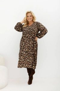 Sukienka midi Everyday Beauty z dekoltem V i kieszeniami w panterkę Plus Size Oversize. Brązowe sukienki Moda Size Plus Iwanek, do pracy, na jesień, l, bez wzorów, z materiału, biznesowe, bez kołnierzyka, plus size, bez ramiączek, maxi, oversize. Za 289,90 zł.