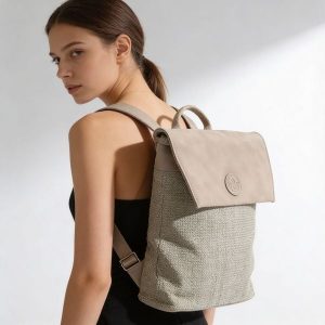 Plecak damski Rieker, z materiału syntetycznego o miękkiej strukturze z klapą i regulowanymi szelkami lekka forma do codziennego użytkowania, szary,. Szare plecaki Rieker. Za 249,00 zł.