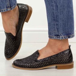 Czarne ażurowe skórzane Polskie półbuty damskie Deoni d043. Czarne półbuty Deoni, na lato, w ażurowe wzory, ze skóry, bez obcasa, na płaskiej podeszwie, bez zapięcia. Za 429,00 zł.