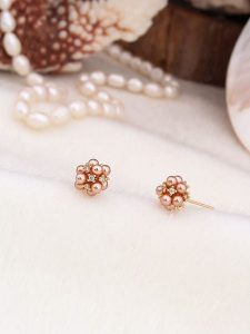 Pierres de Jade Pozłacane kolczyki-wkrętki z perłami rozmiar: onesize. Brązowe kolczyki Pierres de Jade, z perłą, pozłacane. Za 39,99 zł.