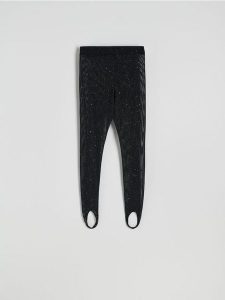 Błyszczące legginsy z rozcięciami - czarny. Czarne legginsy Reserved, bez wzorów, z dzianiny. W wyprzedaży za 49,99 zł.