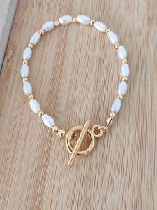 Nakkash Pozłacana bransoletka z kamieniami szlachetnymi rozmiar: onesize. Białe bransoletki Nakkash, z perłą, pozłacane. Za 79,03 zł.