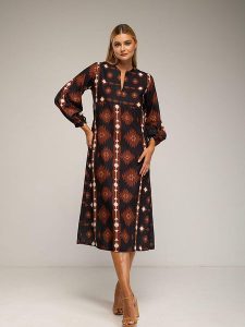 Tantra Sukienka w kolorze czarnym rozmiar: XL. Czarne sukienki Tantra, na co dzień, xl, bez wzorów, bez kołnierzyka, bez ramiączek, midi, proste. Za 175,67 zł.