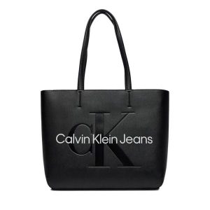 Torebka Calvin Klein Jeans. Czarne shopper bag Calvin Klein Jeans, bez wzorów, z jeansu, bez dodatków. Za 339,99 zł.
