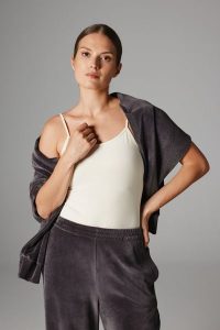 TOP SIA ECRU M - Flawless. Topy Flawless, m, bez wzorów, z materiału, bez kołnierzyka, bez ramiączek. Za 169,00 zł.