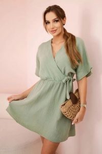 Sukienka muślinowa taliowana jasne khaki. Brązowe sukienki KESI, na spacer, na lato, l, bez wzorów, z bawełny, bez kołnierzyka, bez ramiączek. Za 204,91 zł.
