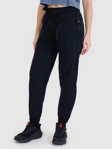 4F Spodnie dresowe w kolorze czarnym rozmiar: XL. Czarne spodnie dresowe 4f, xl, bez wzorów, z dresówki. Za 91,34 zł.