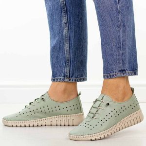 Miętowe ażurowe skórzane półbuty damskie T.Sokolski 4001. Zielone półbuty Sokolski, na jesień, w ażurowe wzory, z jeansu, z okrągłym noskiem, bez obcasa, na płaskiej podeszwie, bez zapięcia. Za 259,00 zł.