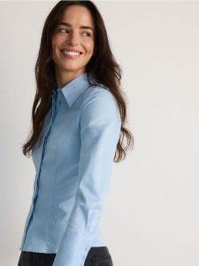 Koszula z bawełną - jasnoniebieski. Niebieskie koszule Reserved, l, bez wzorów, z bawełny, bez kołnierzyka, bez ramiączek. W wyprzedaży za 59,99 zł.