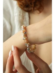 Pierres delicates Bransoletka w kolorze jasnoróżowym z perłami rozmiar: onesize. Różowe bransoletki Pierres delicates, z perłą, z mosiądzu. Za 126,45 zł.