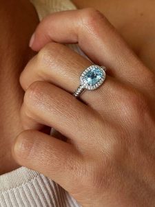 Les Petites Précieuses Srebrny pierścionek z kamieniami szlachetnymi rozmiar: 54. Niebieskie pierścionki Les Petites Précieuses, z cyrkonią, srebrne. Za 262,91 zł.