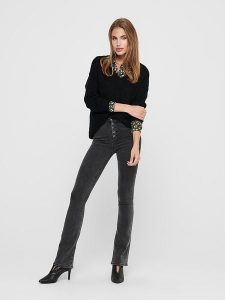 JDY Sweter "New" w kolorze czarnym rozmiar: L. Czarne swetry oversize JDY, l, bez wzorów, ze splotem, bez ramiączek. Za 74,95 zł.