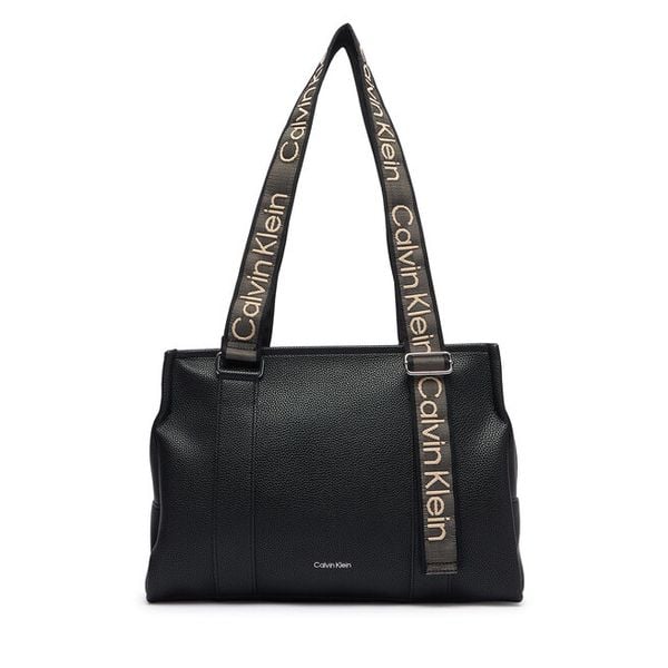 Torebka Calvin Klein. Czarne torebki klasyczne Calvin Klein, bez wzorów, bez dodatków. Za 649,99 zł.