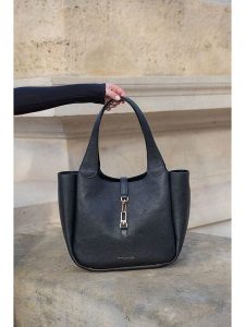 Maison héritage PARIS Skórzany shopper bag "Artic" w kolorze czarnym - 41 x 28 x 11 cm rozmiar: onesize. Czarne shopper bag Maison héritage PARIS, bez wzorów, z materiału, na ramię, bez dodatków. Za 354,10 zł.